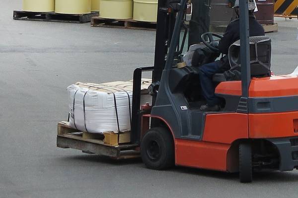 フォークリフト遊びで女児死亡に“辛すぎ”と広がる沈痛…残された母と兄弟の胸中を心配する声も