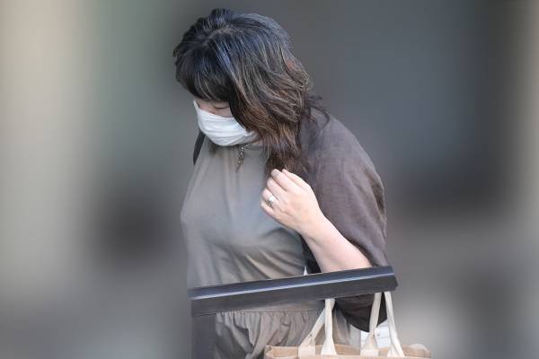 小室佳代さん　熟年男性とのデート現場を目撃！左手薬指に指輪をはめる本気ぶり【上半期ベストスクープ】