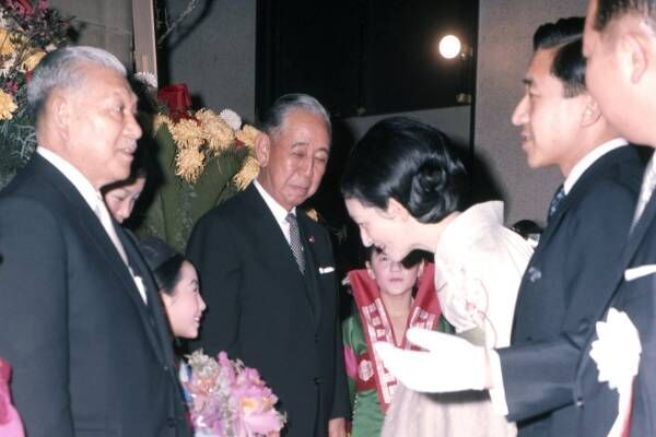 71年1月、岸信介元首相、笹川良一氏と並ぶ舞踊団の少女たちにお声かけする上皇ご夫妻