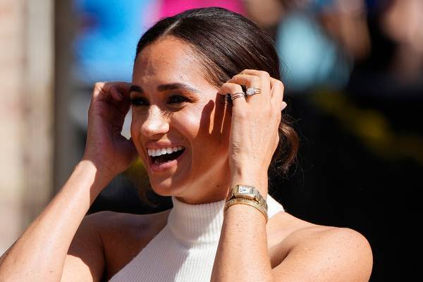 メーガン妃「すきっ歯の醜いアヒルの子だった」孤独な幼少期を明かす