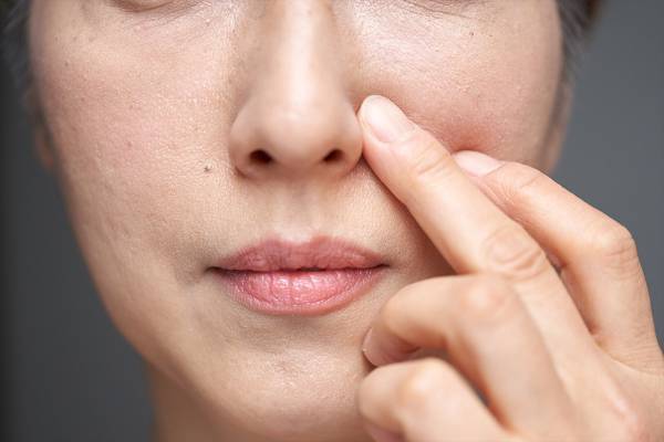 フェースライン、ほうれい線…マスクの下の「顔老け」は「首すじをさするだけ」！