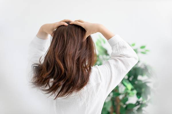 コロナも原因!?女性の「薄毛」悩みが増えている理由と心がけたい4つの生活習慣