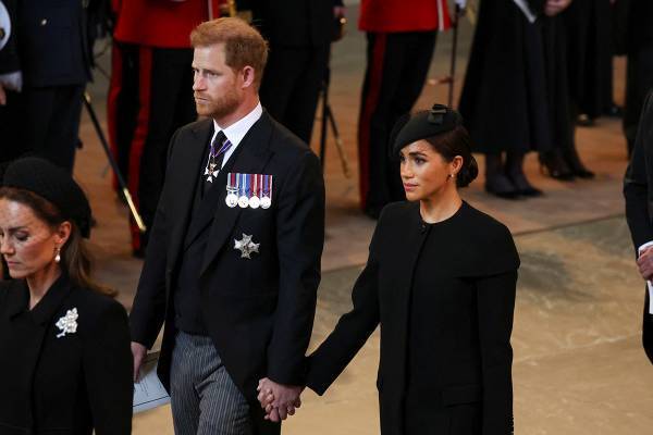 ヘンリー王子＆メーガン妃　エリザベス女王礼拝でも手繋ぎで「常識はずれ」と物議