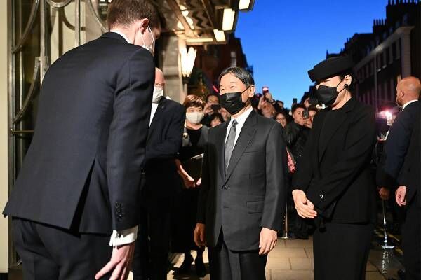 9月17日、ロンドン市内のホテルに到着された黒マスク姿の天皇皇后両陛下（写真：時事通信）