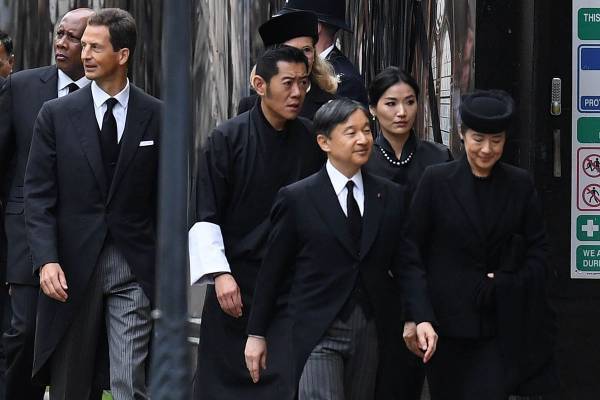 天皇陛下「乗り合いバス」で会場へ…エリザベス女王国葬での“特別扱い”固辞に「誇らしい」と感動の声