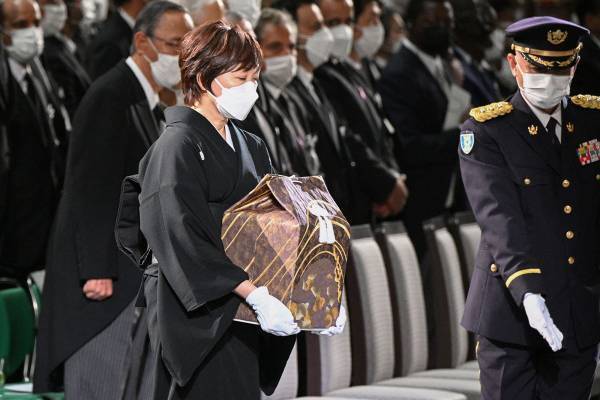 安倍昭恵さん　亡き夫の遺骨抱え参列…国葬で見せた気丈な姿に「涙腺崩壊」「胸が締めつけられる」と悲痛の声