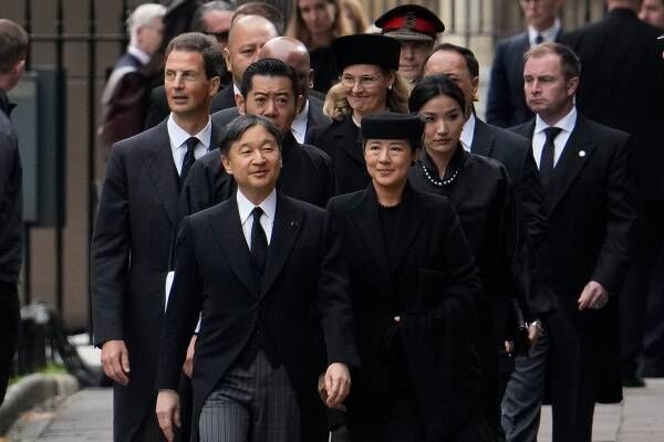 9月19日、ウェストミンスター寺院で、各国の王族と歩かれる天皇皇后両陛下（写真：代表撮影／AP／アフロ）