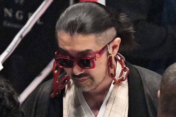 ごぼう・奥野代表「2万人がいいね」と“花束投げ捨て”を釈明…繰り返す“正当化アピール”に止まぬ批判