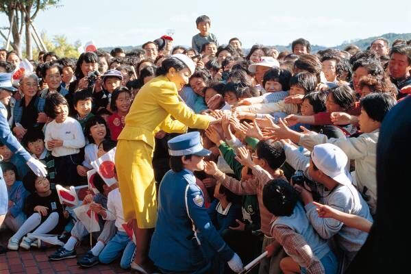 岩手県で全国育樹祭にご臨席。地元の人たちのたくさんの手が美智子さまに伸びて ／（C）JMPA