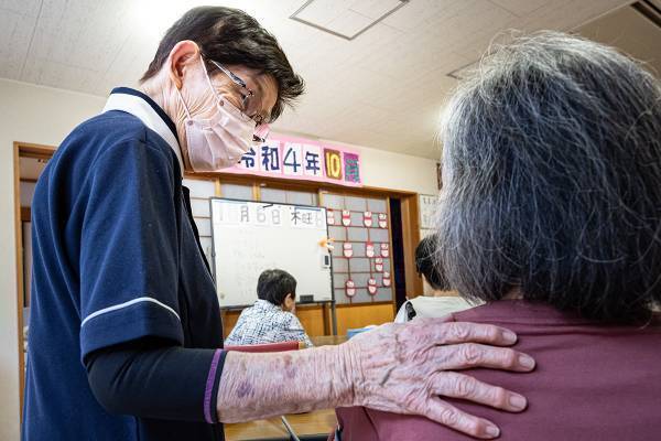91歳、現役介護看護師　74年間さすり続けた掌のぬくもり