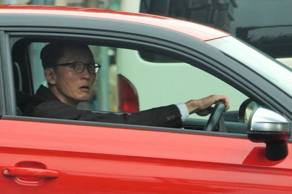 松重豊『孤独のグルメ』彷彿させるドライブ姿を目撃撮“愛車は中古のアウディ”