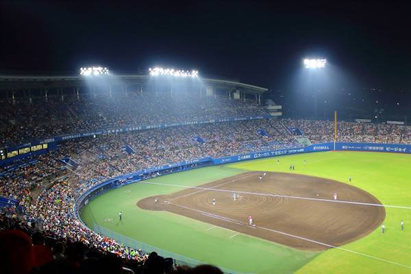 「球場のゴミを袋にまとめて捨てないで」清掃スタッフが“善意”に苦言を呈した理由