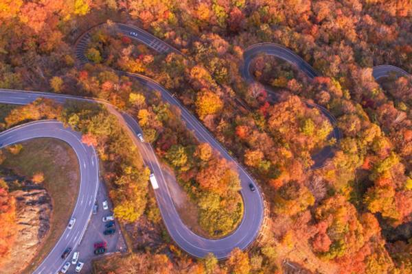 慣れていない道に潜む危険…観光地の「魔のカーブ」に最警戒