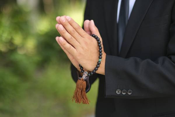 「お通夜に喪服で参加はマナー違反」提言が物議…地域差、時代による変化を指摘する声も