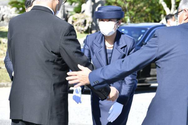 雅子さま　よろめいた戦没者遺族に真っ先に手を…25年ぶり沖縄訪問で見せた慈愛