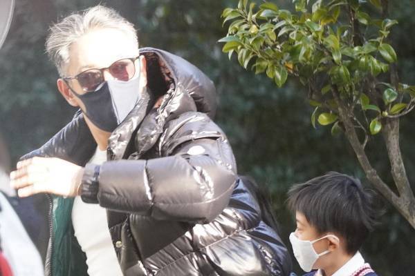 海老蔵　襲名披露興行チケット大苦戦…招待券配布、女子大生サロンと重鎮にも“営業”