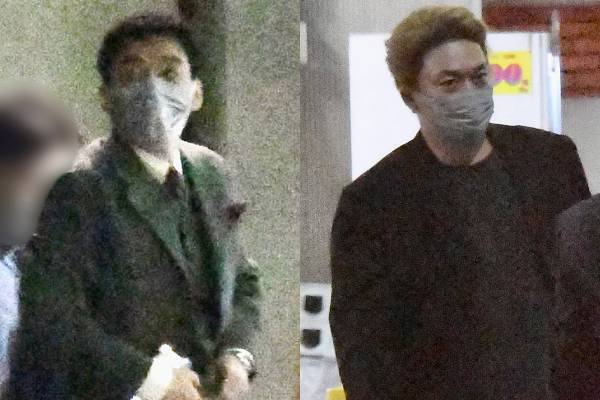 草彅剛＆香取慎吾　指を絡ませて握手！目撃した7年ぶり「二人芝居」完走後の熱い絆