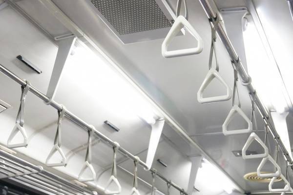 電車内のコンセントで女性2人組が勝手にスマホ充電する動画が物議…JRは「機器が破損する恐れ」と警告