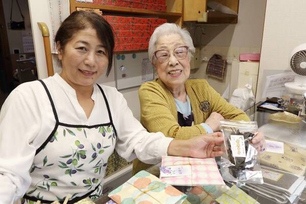 93歳の看板娘・千恵子おばあちゃん（右）と嫁で佃煮の仕込み担当の裕樹子さん