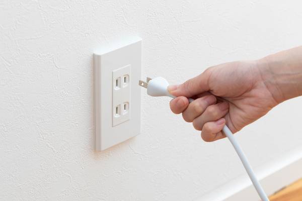 貯金できない人がやりがちな無駄な節約「小銭貯金」「節電のためにコンセントを抜く」