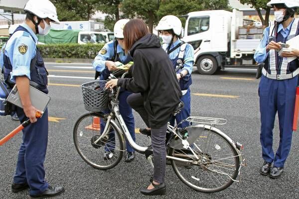 自転車の取締まり強化に向けて、警視庁は指導の様子を公開（写真：共同通信）