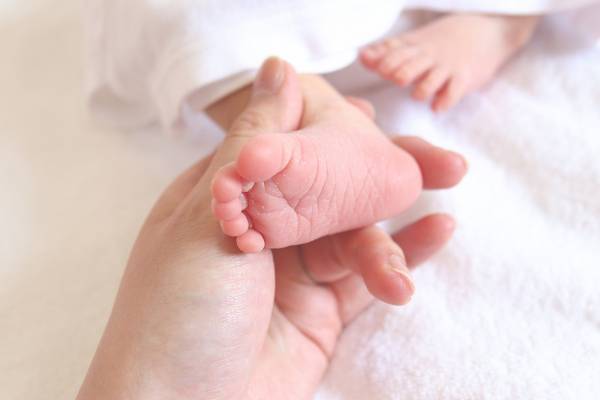 出生数80万人割れの衝撃！「将来の年金の減額は避けられない」と専門家