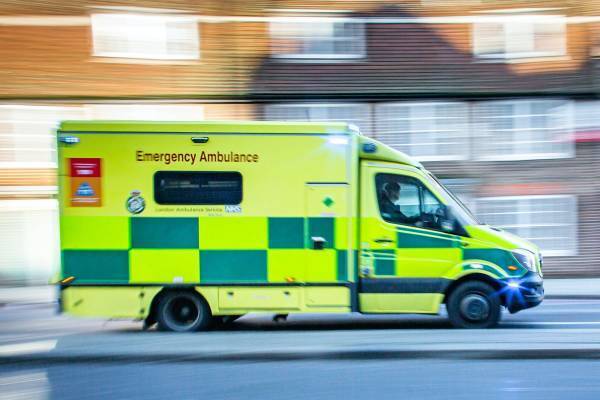 骨折した85歳の末期がん患者が雨の中7時間も外で救急車を待つはめに