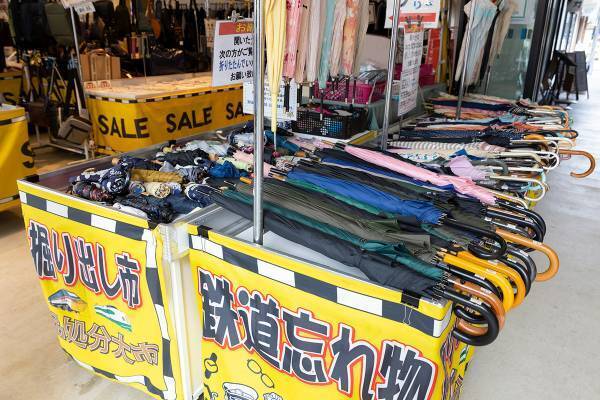 「激安の堀出し物が見つかる！」ブランド傘6割引き、高級イヤホン7割引き…物価高騰の今注目される「鉄道忘れ物市」