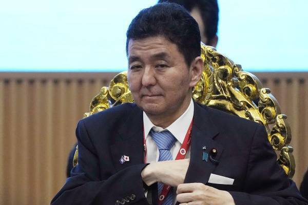 岸信夫補佐官　引退意向も長男に禅譲…結局“世襲”にネットはうんざり