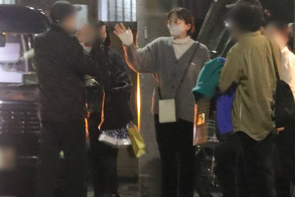 川口春奈『silent』放送日に格闘家恋人とほろ酔いデート！知人の前でもラブラブ