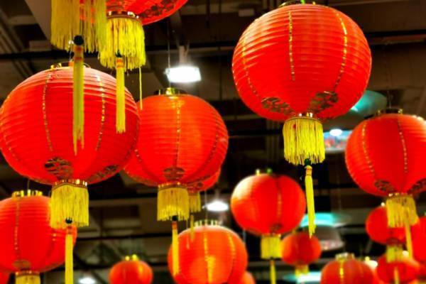 ジャニーズWESTカレンダー2023の中華パートは真紅のスタジオで