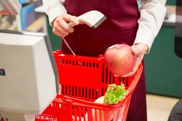 後ろの客が近すぎる！会計レジの順番待ち体験にSNSで共感続出「カートがぶつかる」「鼻息も感じる」