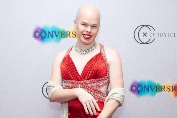 核廃棄物担当の政府高官が空港でスーツケースを繰り返し盗み解雇