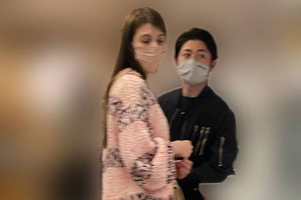 マギー、イケメンレーサーの恋人に感化され、室内ゴルフ場に週1通い