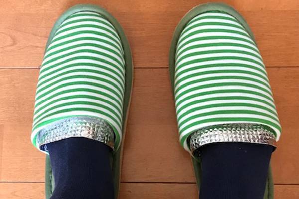 足の冷えには電気代ゼロ、100円で作れる「アルミシートスリッパ」を試して！