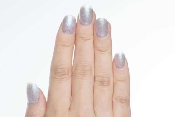 黒崎えり子直伝！50代が塗っちゃいけない2大ネイル「ギラギララメ」「ビビッドカラー」