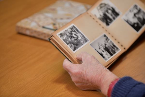 「懐かしのアルバム」「お土産のキーホルダー」で“ポジティブ脳”に【脳医学の権威が解説】