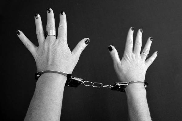 ゴミの処理費用77ドルを滞納した82歳女性に逮捕状…警官が笑いながら連行