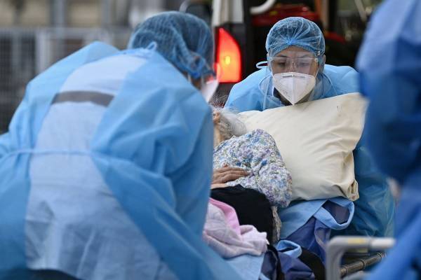 手術は延期、県外から救急受け入れ要請も…現場医師が訴える第8波医療ひっ迫の窮状