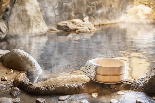 ジャニーズWESTカレンダー「老舗温泉旅館で超おしゃれ浴衣姿に」