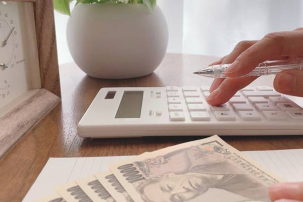 政府の電気代支援策も焼石に水…2023年“値上げラッシュ”で家計負担年間が14万2,188円増に