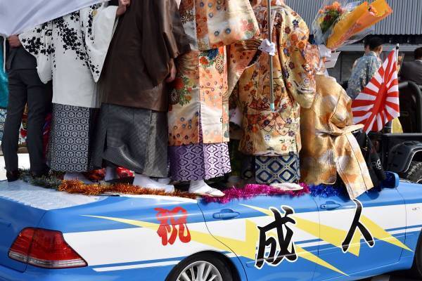 新成人が改造軽トラで歩道を暴走…親子連れが轢かれる寸前の事態に憤怒の声「殺人未遂だろ」「親はどんな教育しているのか」