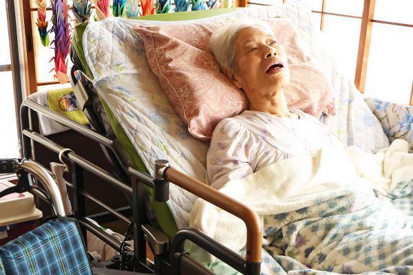 コロナ禍で介護事業者の倒産が143件！収入800万円減、光熱費は100万円増も…介護崩壊で寝たきり老人急増の未来