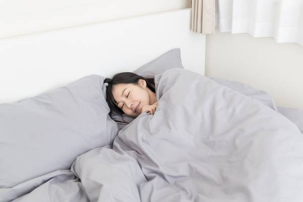 豆電球をつけて寝る人が知らない残酷な真実…明るい寝室が“病”を招くーー