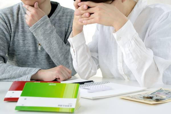 60歳再雇用時には138万円減も…50～60代で訪れる「年収激減の崖」