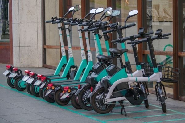 自動車ユーザーも「超危険」「怖い」と悲鳴…電動キックの新制度に異論噴出