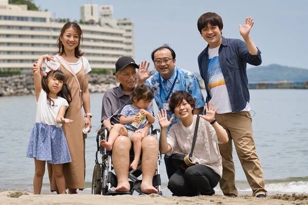 「自分はもう長くないから、家族と思い出を作っておきたい」と旅行を希望した保田正さん。写真左には娘の彩さん。2人のお孫さんも。右端は旅を支えたトラベルドクター伊藤さん