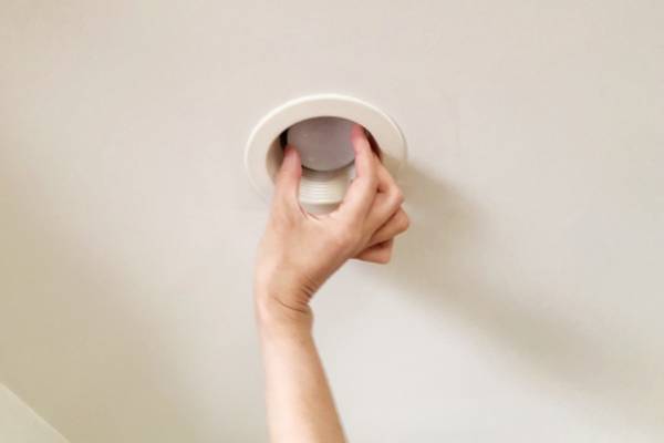 高騰・電気代対策に「カーテンの長さの見直し」「電球の取り換え」を