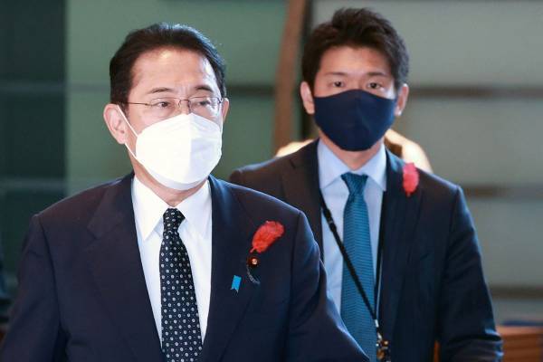 外遊先“観光”疑惑の岸田首相長男が明かしていたア然本音「普通の人が入れないところに入れるから嬉しい」