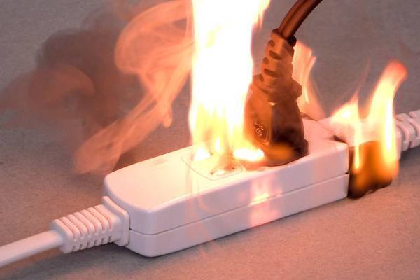 5年以上使用、椅子の脚で踏む、変色…は危険！火災を起こす「延長コード」の見分け方